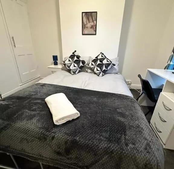 Lovely Town House Room 2