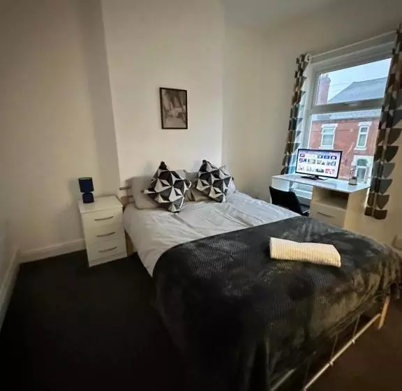 Lovely Town House Room 2