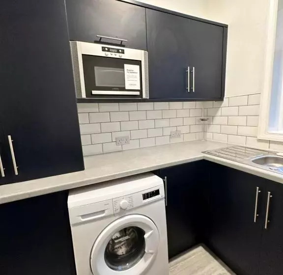 Lovely Town House Room 2