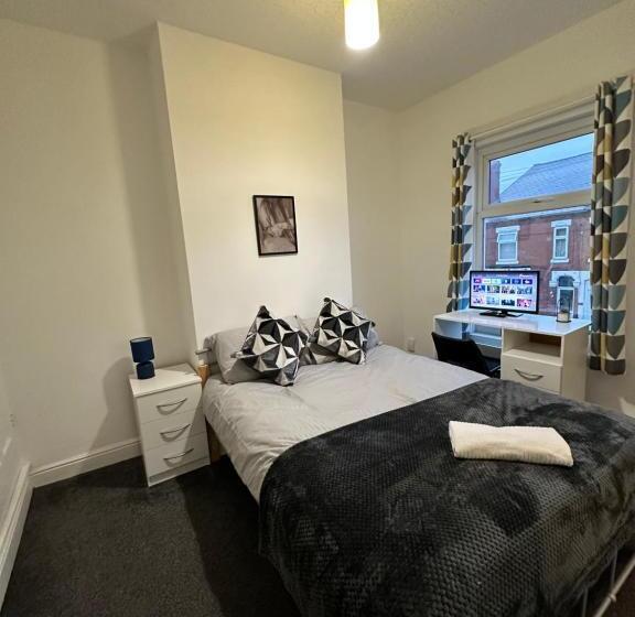 Lovely Town House Room 2