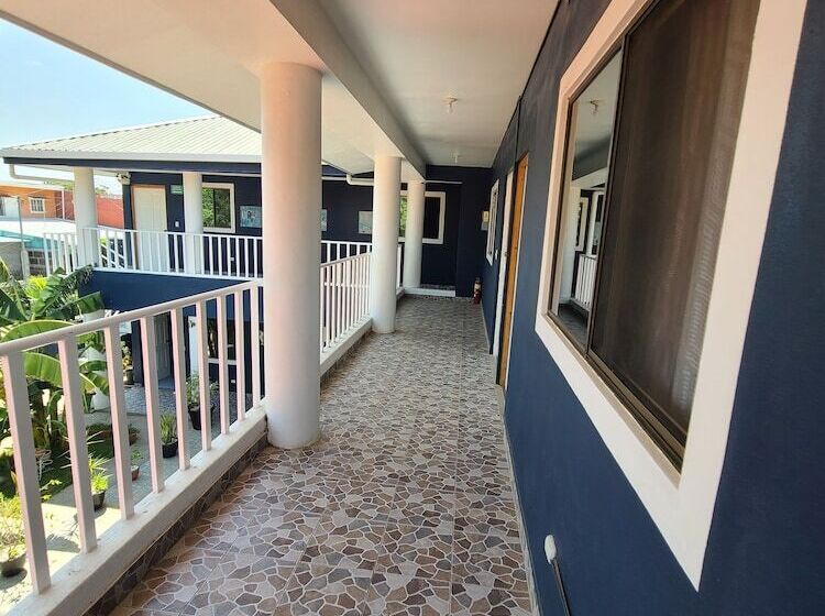 هتل Montecristi Near The Airport