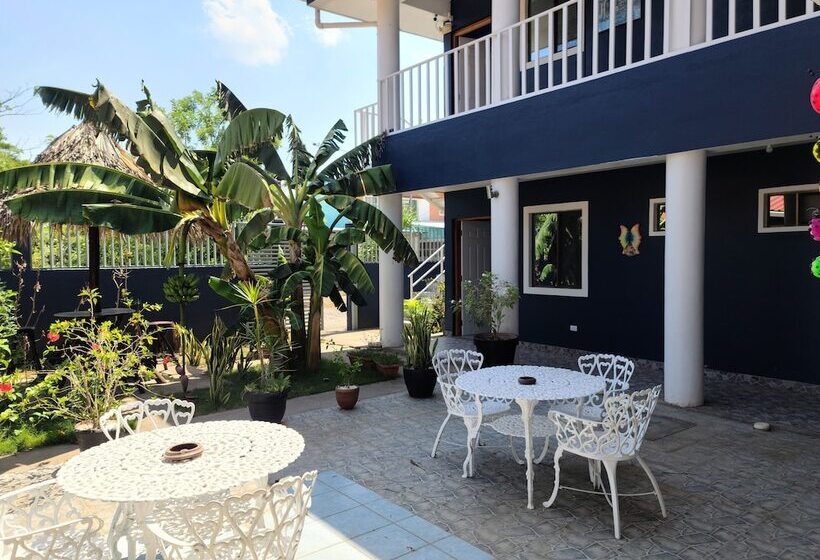 هتل Montecristi Near The Airport