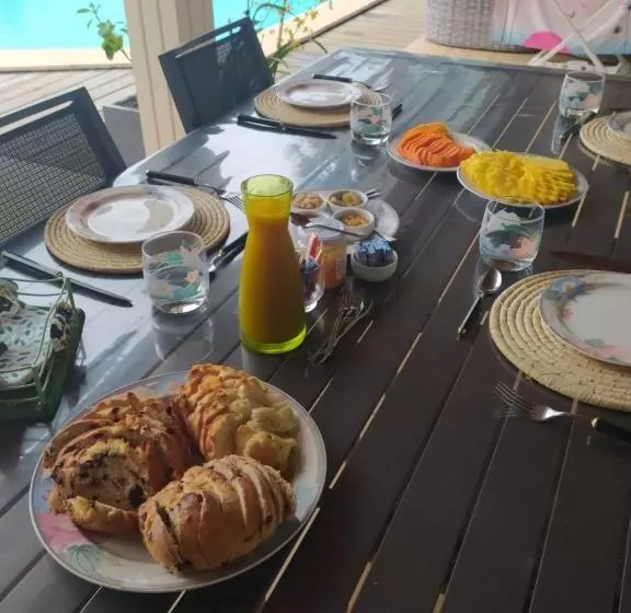 تختخواب و صبحانه Les Oliviers Sous Le Cocotier Chambre D Hôtes