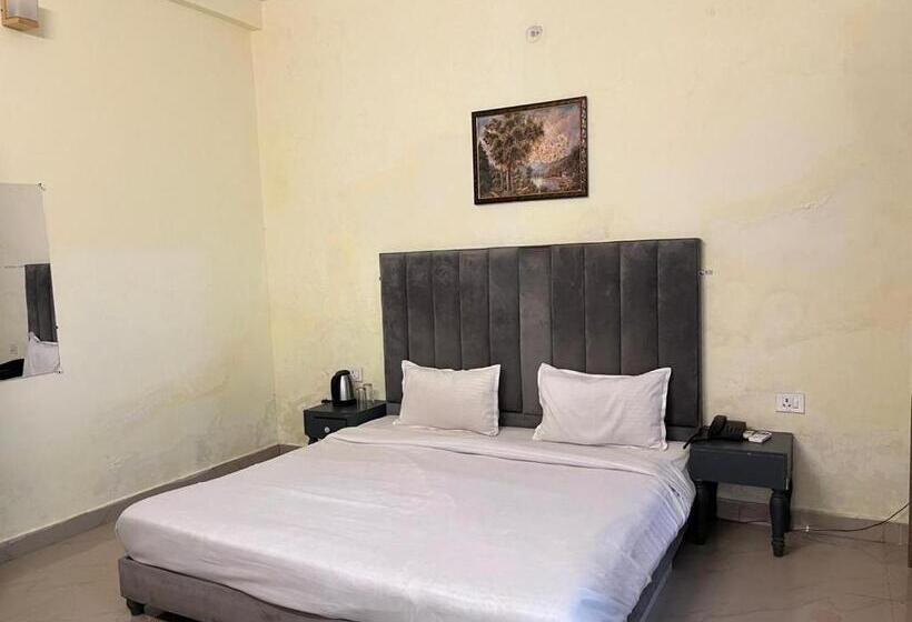 هتل Amazing Aryavan Resort