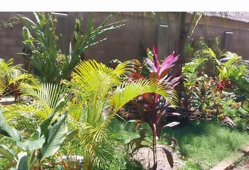 בית מלון כפרי Zangreen Bungalows