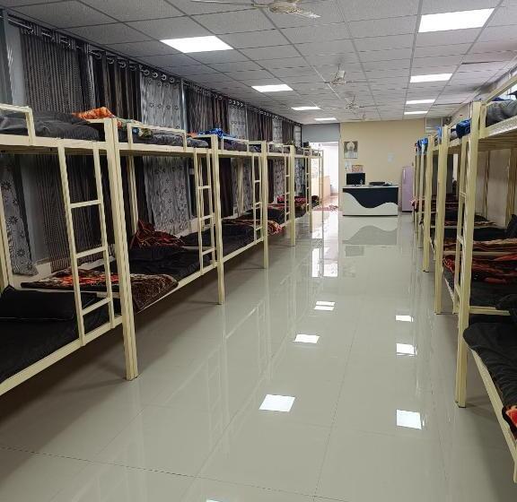 호스텔 Satnam Dorm