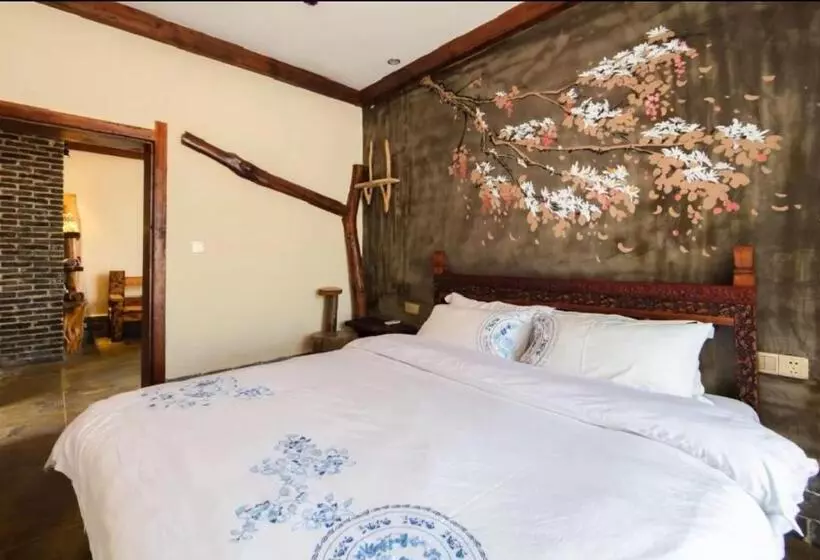 هتل Butterfly Flowers Inn  One Way Free Pick Up From Airport Over 2 Nights