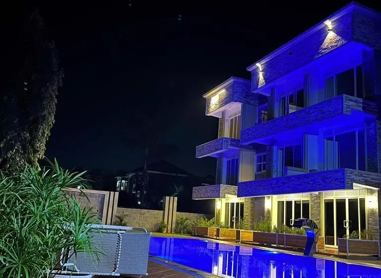 هتل Deluxe 12  Jinja Pool Apartments
