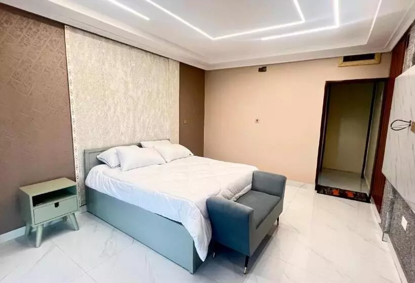 هتل Deluxe 12  Jinja Pool Apartments