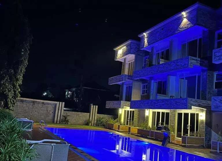 هتل Deluxe 12  Jinja Pool Apartments