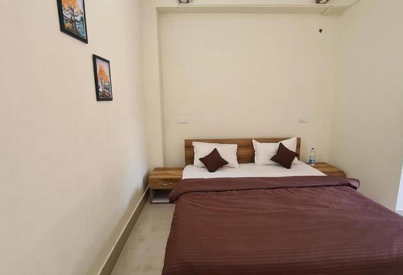 Hotel Hashtag Cafe And Stays