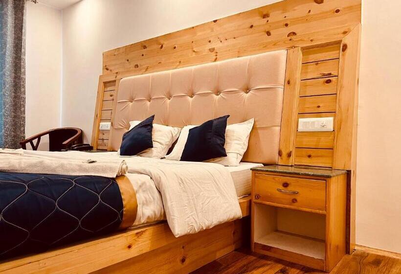 פנסיון The Manali Castle Majestic Mountain Retreat