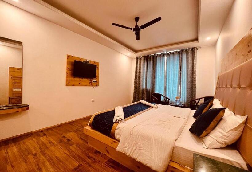 פנסיון The Manali Castle Majestic Mountain Retreat