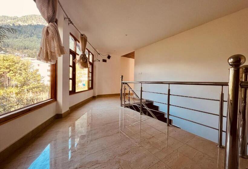 פנסיון The Manali Castle Majestic Mountain Retreat