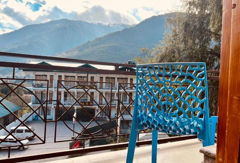 פנסיון The Manali Castle Majestic Mountain Retreat