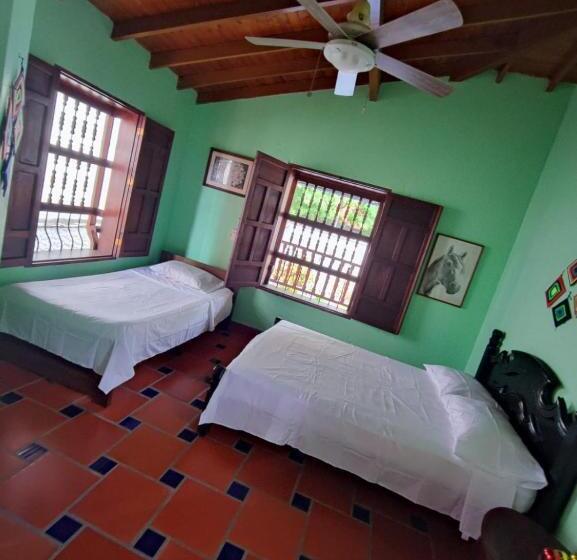 پانسیون Hostal La Pola