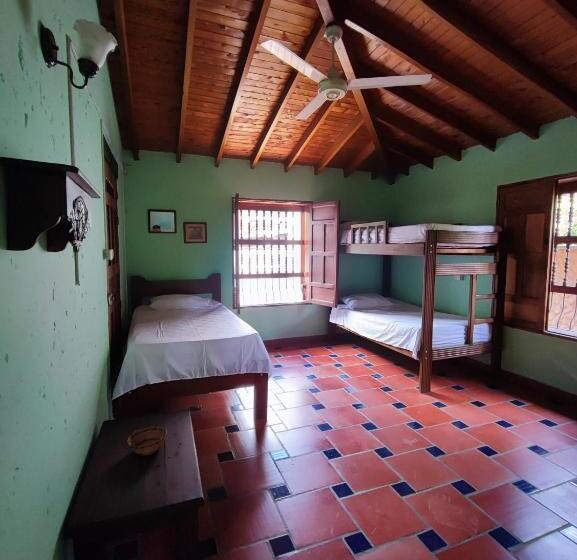 پانسیون Hostal La Pola