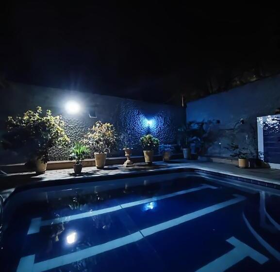 پانسیون Hostal La Pola