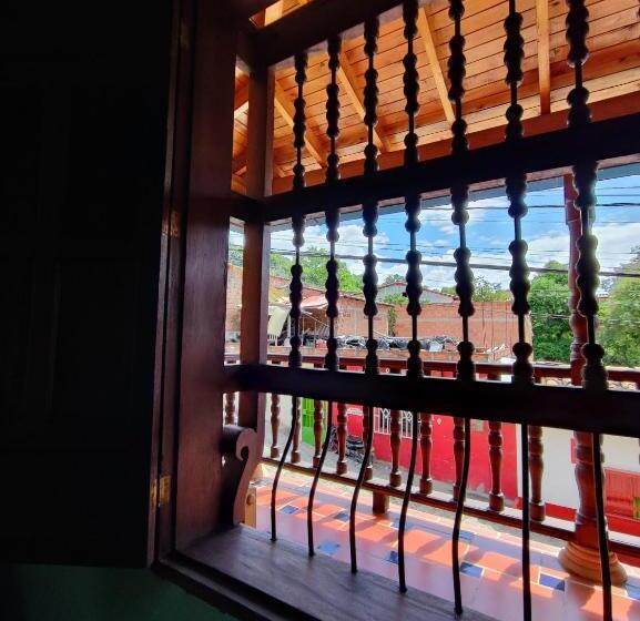 پانسیون Hostal La Pola