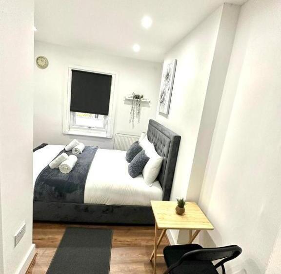 פנסיון Hounslow Suites   Tw3