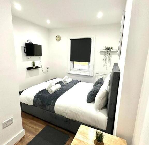 פנסיון Hounslow Suites   Tw3