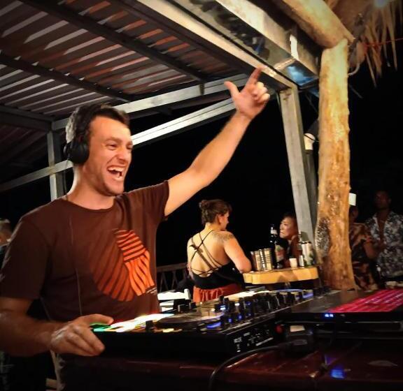 هاستل Raindance