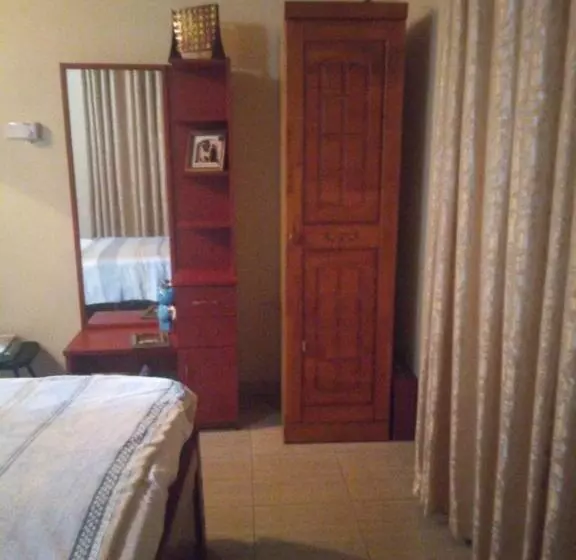 Blossoms Apartment 20 Min From Air Port