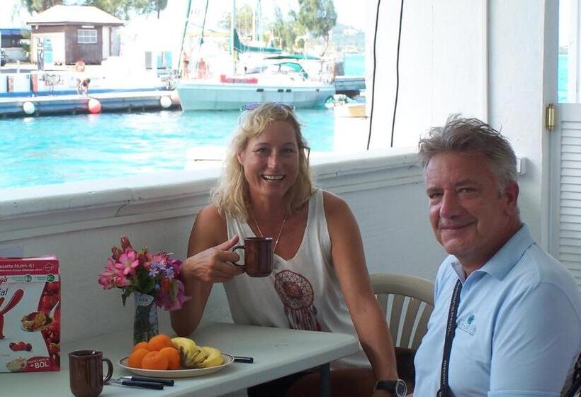 هتل کپسول Shrimpys Laundry ,hostel And Yacht Support