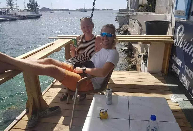 هتل کپسول Shrimpys Laundry ,hostel And Yacht Support