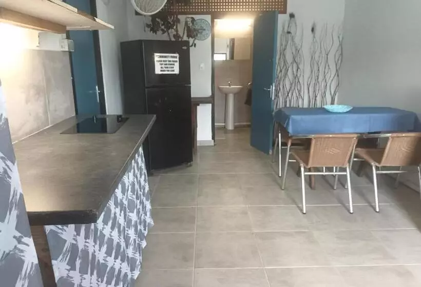 هتل کپسول Shrimpys Laundry ,hostel And Yacht Support
