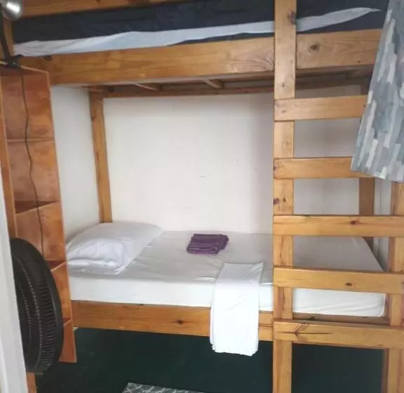 هتل کپسول Shrimpys Laundry ,hostel And Yacht Support