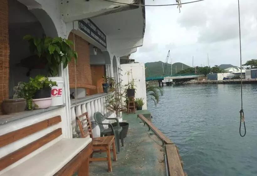 هتل کپسول Shrimpys Laundry ,hostel And Yacht Support