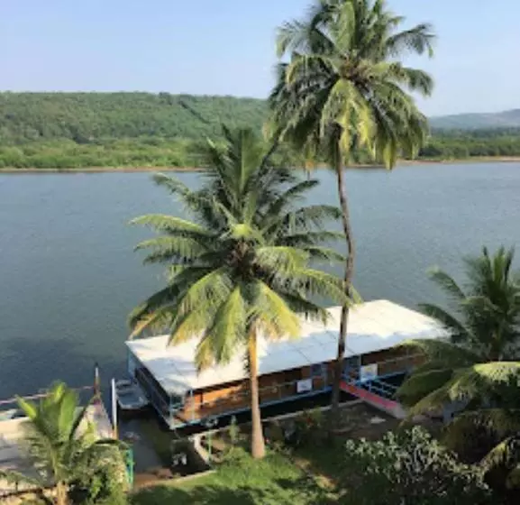 ホテル House On Waves Malvan