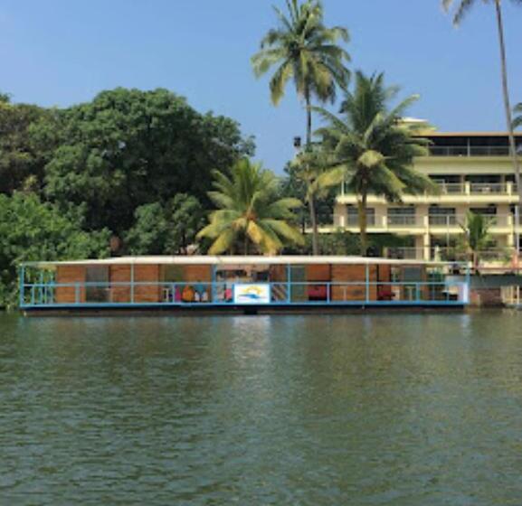فندق House On Waves Malvan