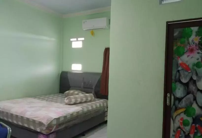 Hotelli Oyo 93341 Ananda Homestay Syariah