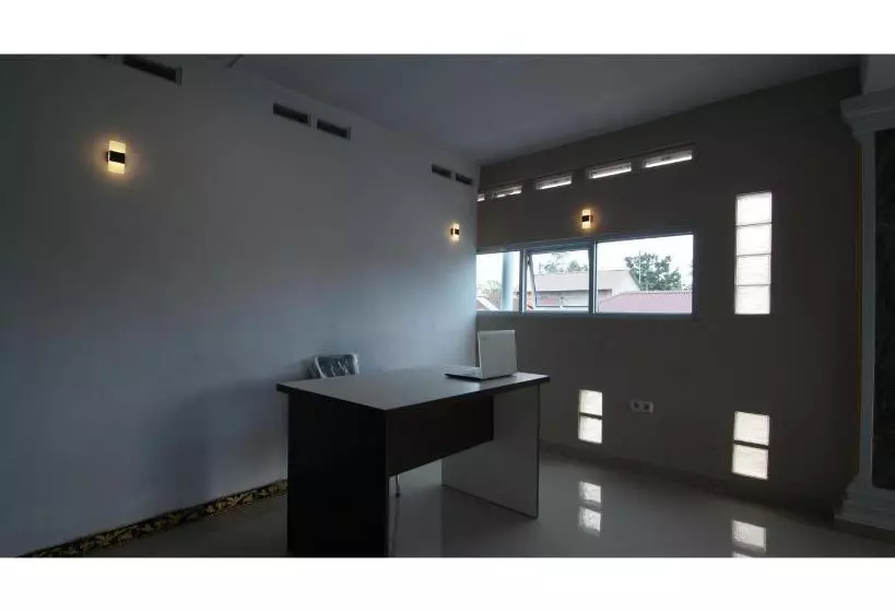 Hotelli Oyo 93341 Ananda Homestay Syariah