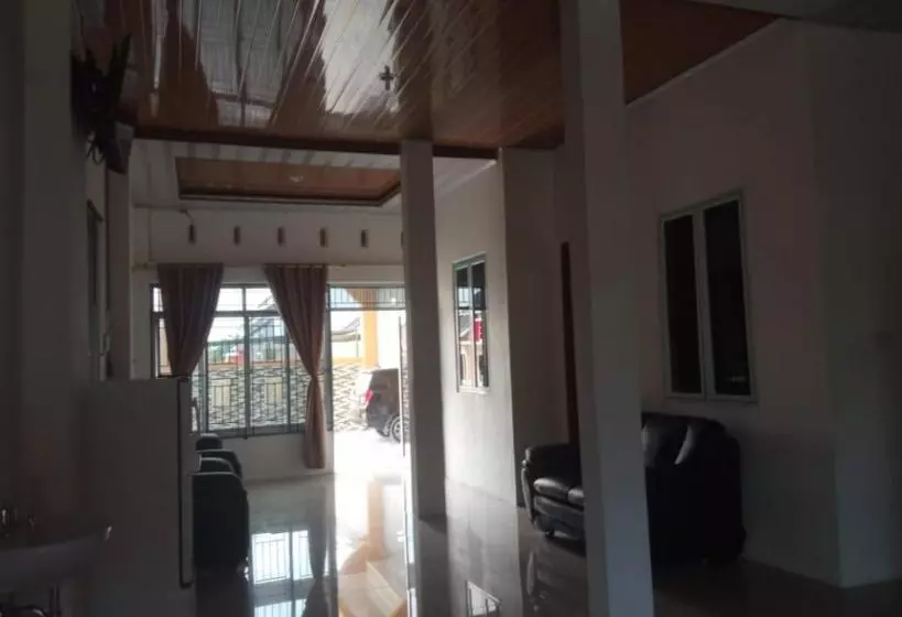 Hotelli Oyo 93341 Ananda Homestay Syariah