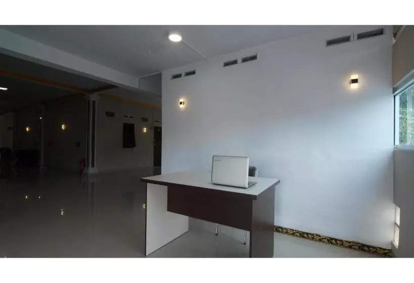 Hotelli Oyo 93341 Ananda Homestay Syariah