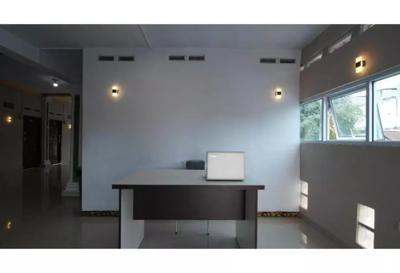 Hotelli Oyo 93341 Ananda Homestay Syariah