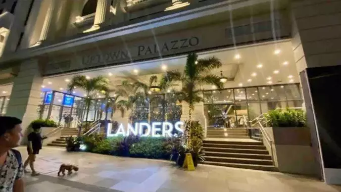 Chic Style Condo Unit In Bgc, One Uptown Residences, In Front Of Grand Hyatt!