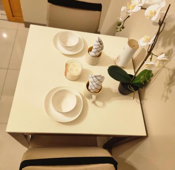 Chic Style Condo Unit In Bgc, One Uptown Residences, In Front Of Grand Hyatt!