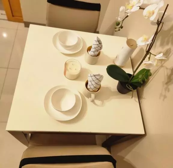 Chic Style Condo Unit In Bgc, One Uptown Residences, In Front Of Grand Hyatt!