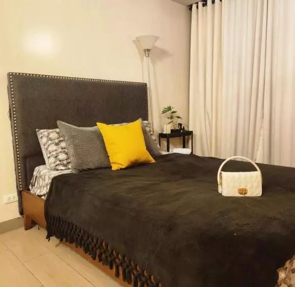 Chic Style Condo Unit In Bgc, One Uptown Residences, In Front Of Grand Hyatt!
