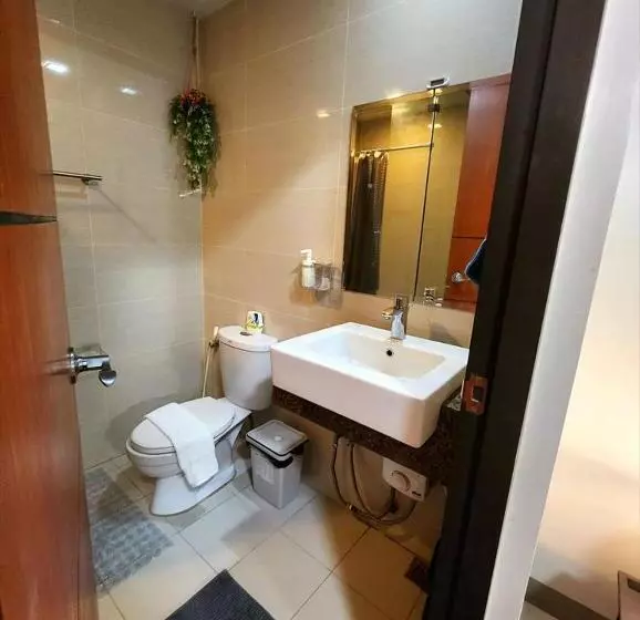 Chic Style Condo Unit In Bgc, One Uptown Residences, In Front Of Grand Hyatt!