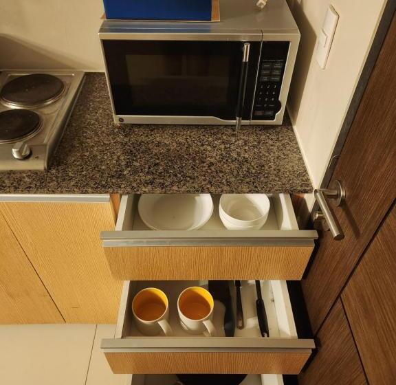 Chic Style Condo Unit In Bgc, One Uptown Residences, In Front Of Grand Hyatt!