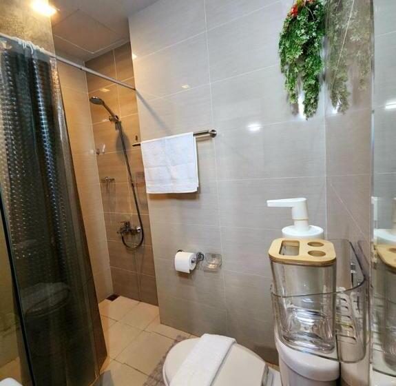 Chic Style Condo Unit In Bgc, One Uptown Residences, In Front Of Grand Hyatt!