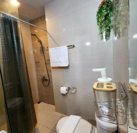 Chic Style Condo Unit In Bgc, One Uptown Residences, In Front Of Grand Hyatt!