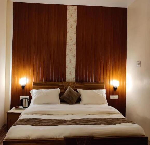 Hotel Dhanaulti Breeze Homestay