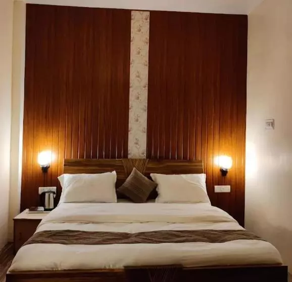 Hotelli Dhanaulti Breeze Homestay