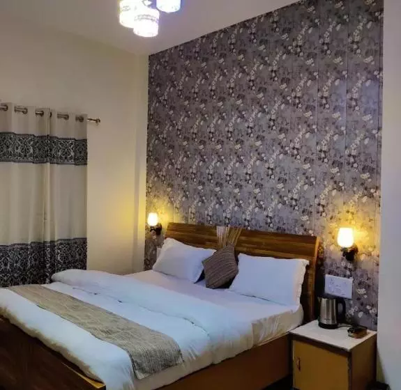 Hotelli Dhanaulti Breeze Homestay